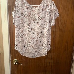 Maurices Short Sleeve Tee - Cream and Brown Design